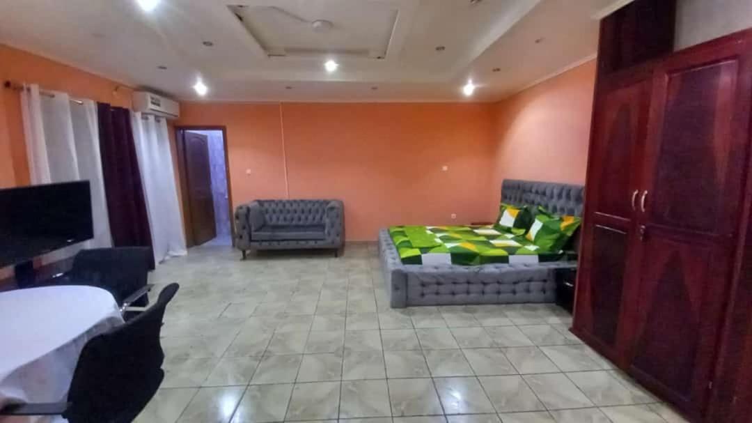 Cave Royale - Chambres-Studios-Apparts Meubles - Logpom Hopithal Des Soeurs Apres Camara Laye Douala Dış mekan fotoğraf